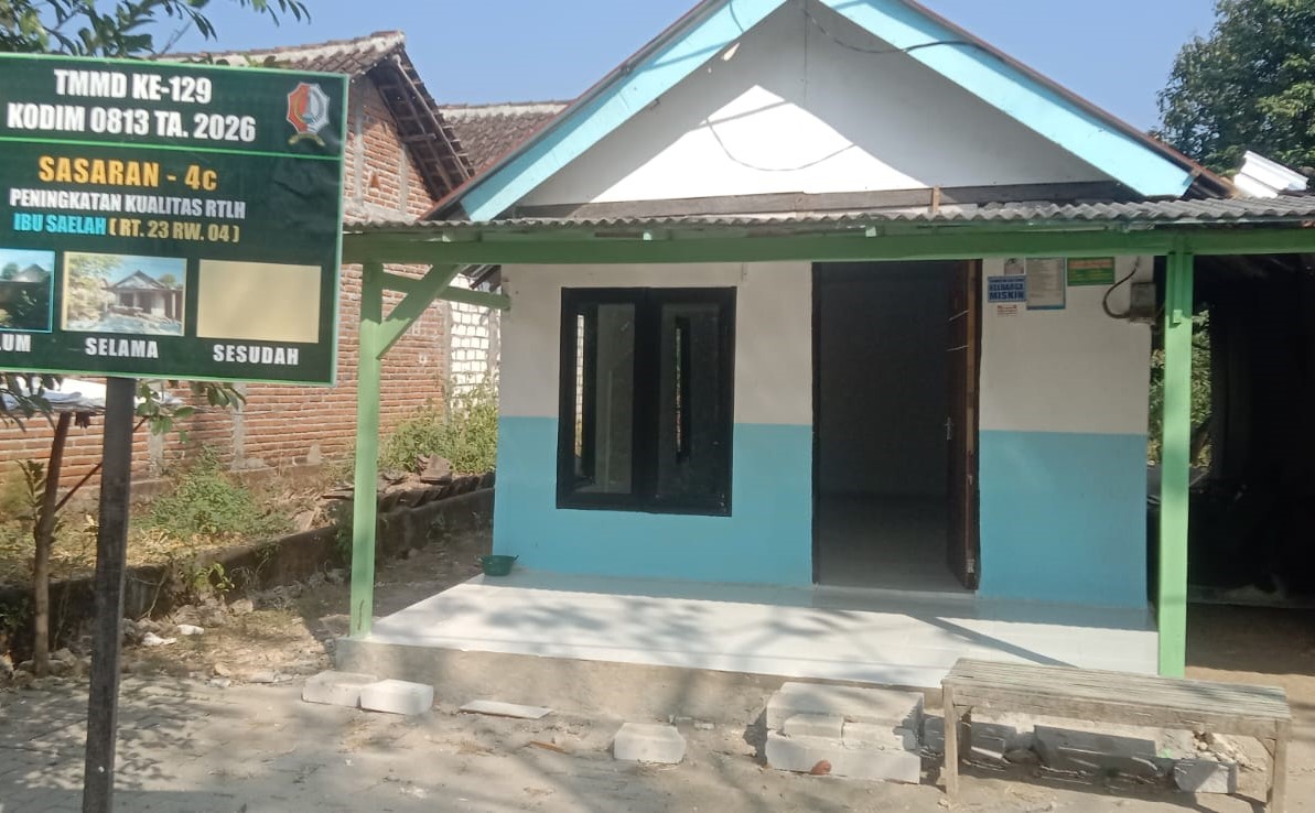 Personel Satgas TMMD ke-129 Kodim 0813/Bojonegoro bersama warga saat menyelesaikan tahap akhir rehabilitasi rumah tidak layak huni di Desa Kesongo, Kecamatan Kedungadem, Kabupaten Bojonegoro, Selasa (11/8/2026). Foto: Deni Flamboyan/Sumber TMMD Bojonegoro