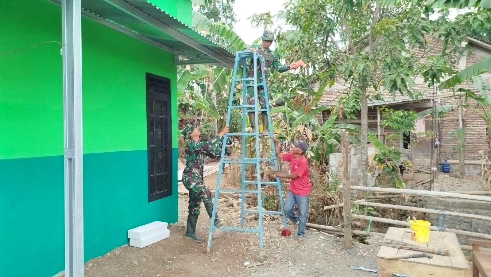 Anggota Satgas TMMD Reguler ke-129 Kodim 0704/Banjarnegara bersama masyarakat menyelesaikan pembangunan rumah Pak Toid melalui program RTLH di Desa Gumelem Kulon, Kecamatan Susukan, Kabupaten Banjarnegara, Rabu (12/8/2026). Foto: Deni Flamboyan/Sumber: Tim TMMD Banjarnegara.