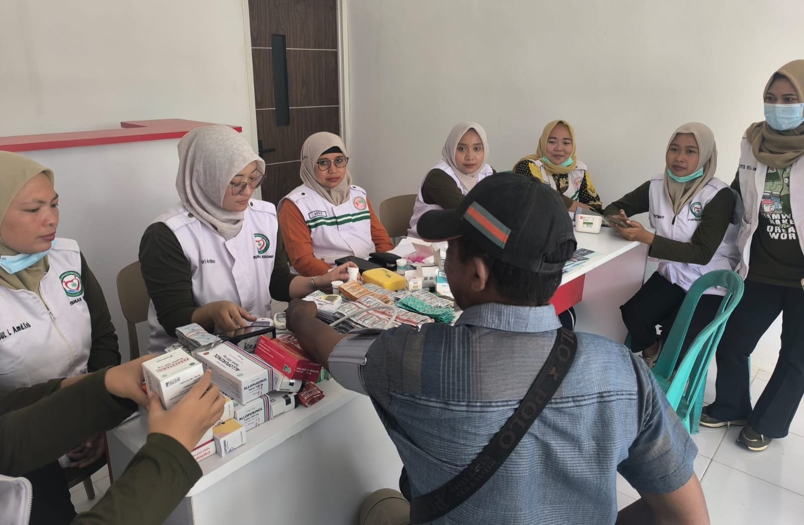 Warga mengikuti pemeriksaan dan pengobatan gratis dalam rangkaian penutupan TMMD ke-129 di Desa Kesongo, Kecamatan Kedungadem, Kabupaten Bojonegoro, Kamis (13/8/2026). Layanan kesehatan tersebut meliputi pemeriksaan tekanan darah, gula darah, asam urat, kolesterol, serta pengukuran tinggi dan berat badan. Foto: Deni Flamboyan/Sumber: TMMD Bojonegoro.