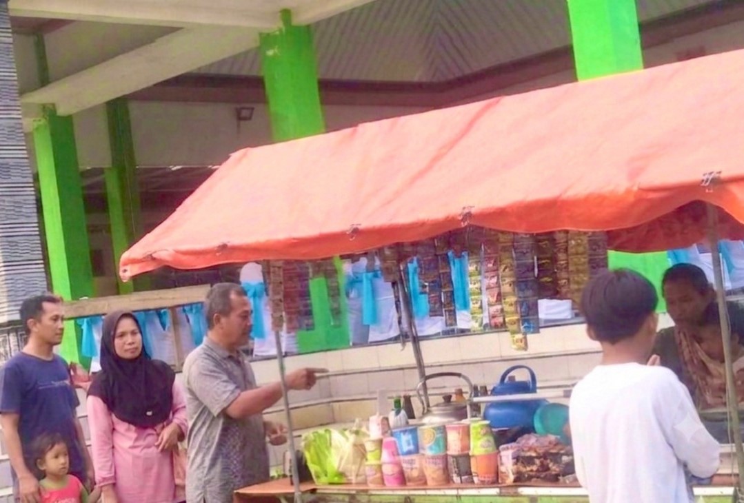 Salah satu dampak positif tersebut terlihat dari meningkatnya omzet para pelaku Usaha Mikro, Kecil, dan Menengah (UMKM) selama berlangsungnya turnamen bola voli antar-dusun yang menjadi bagian dari rangkaian kegiatan nonfisik TMMD, Sabtu (1/8/2026).