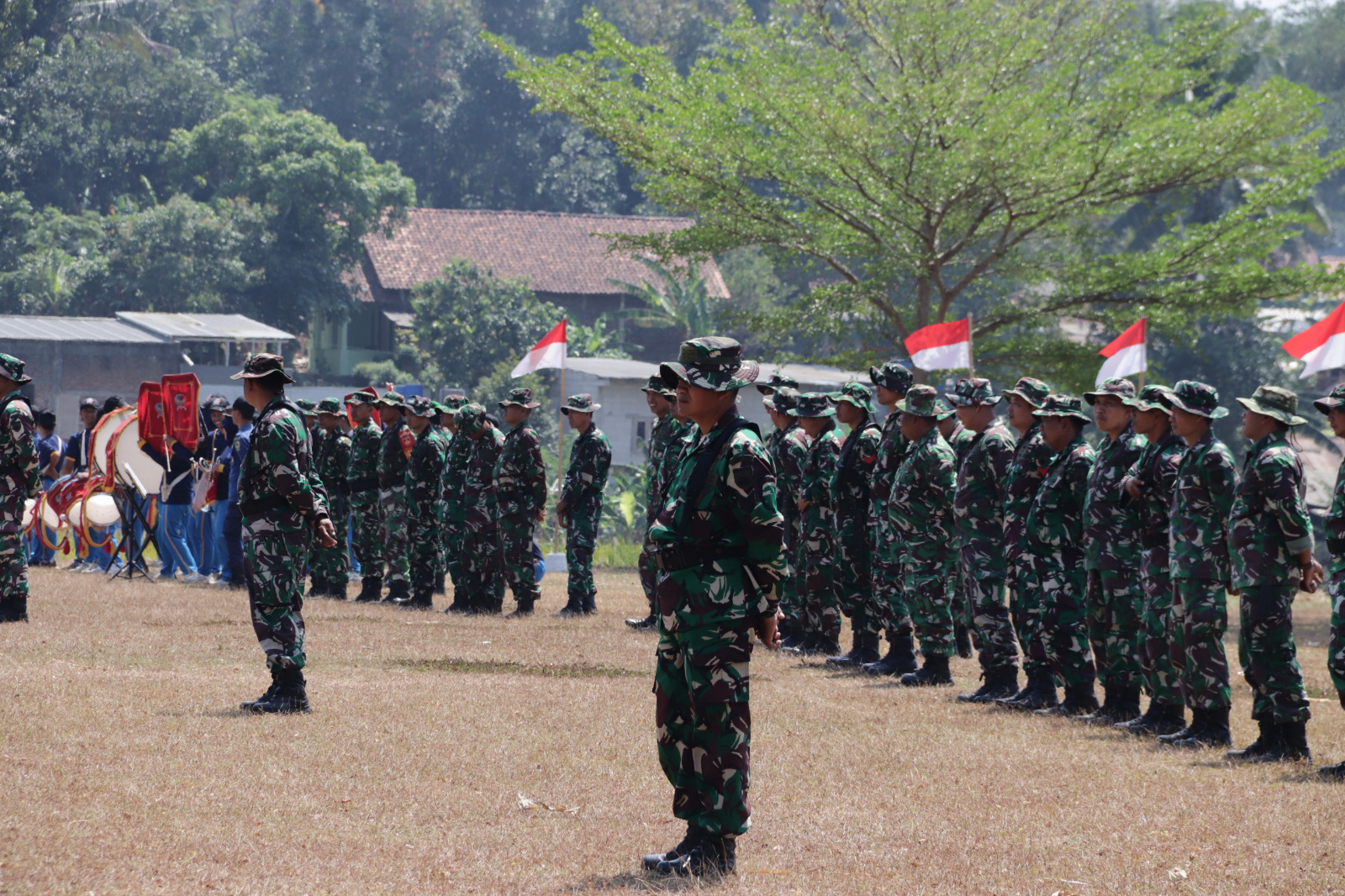 Keterangan Foto: Dandim 0704/Banjarnegara Letkol Inf Nodelismen Hulu, S.Pd., selaku Dansatgas TMMD Reguler ke-129, meninjau gladi persiapan upacara penutupan TMMD di Desa Gumelem Kulon, Kecamatan Susukan, Kabupaten Banjarnegara, Kamis (13/8/2026). Peninjauan dilakukan untuk memastikan seluruh rangkaian upacara berjalan tertib dan khidmat. Foto: Pendim Banjarnegara.