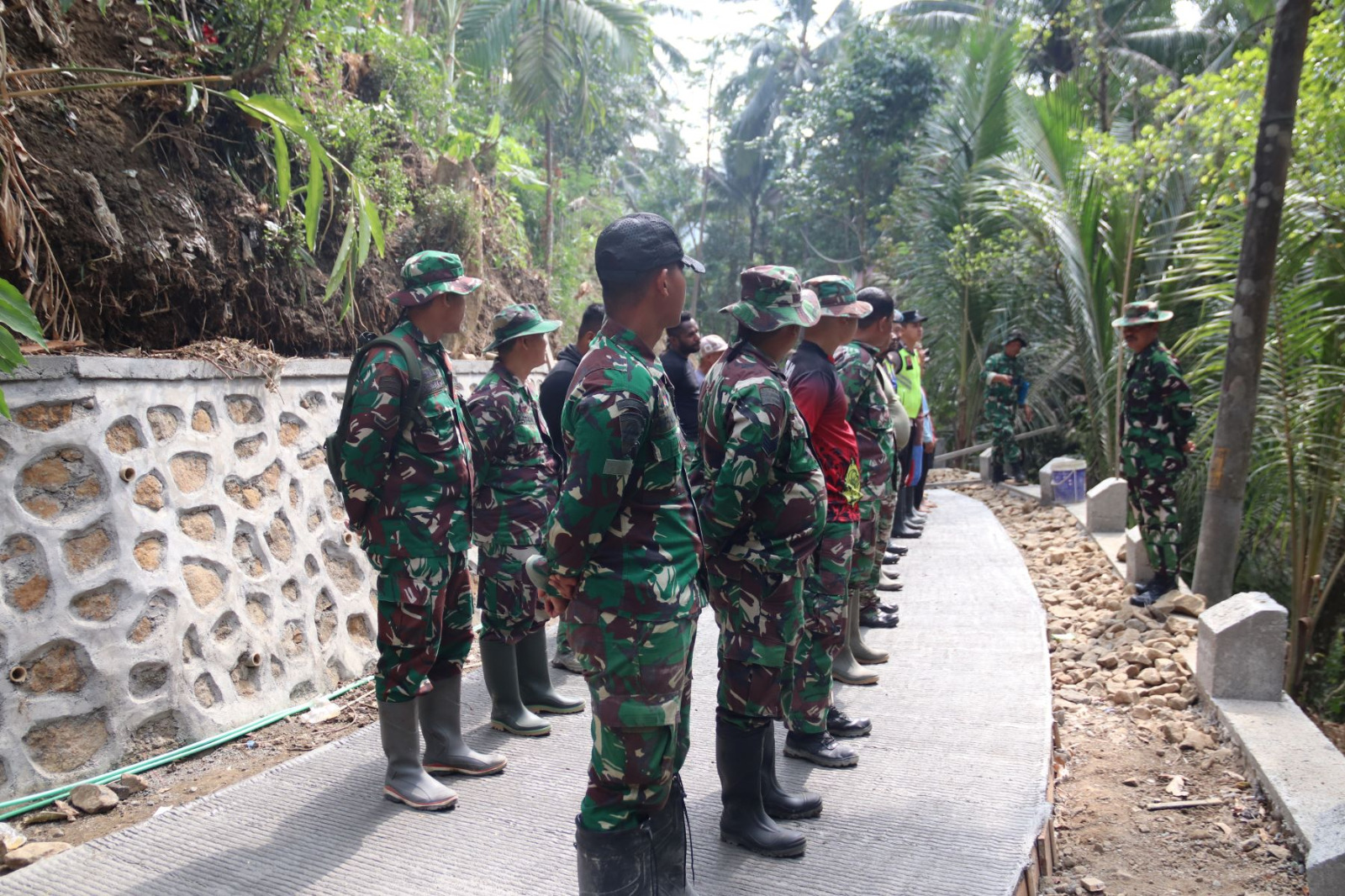 Seluruh personel Satgas TMMD, anggota Polri, dan masyarakat mengikuti apel pagi yang dipimpin langsung Danramil 09/Susukan, Kapten Inf Masrukin, sebelum melanjutkan pembangunan infrastruktur desa.