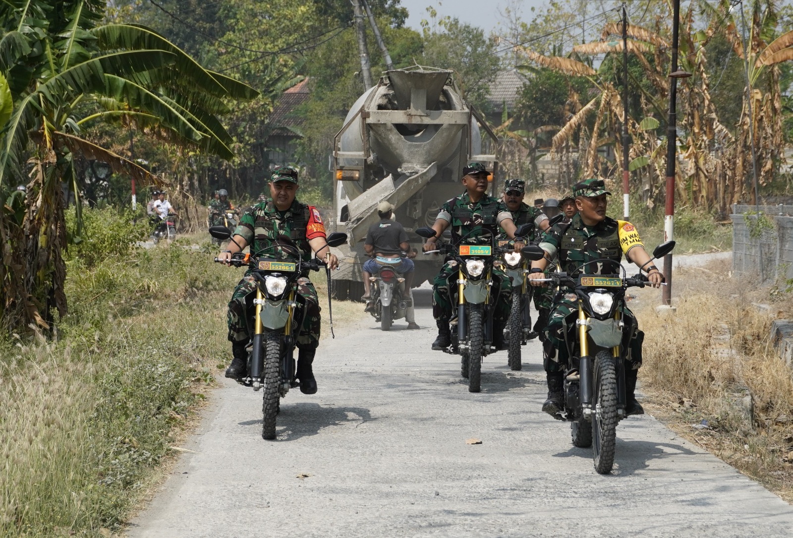 Program TNI Manunggal Membangun Desa (TMMD) ke-129 Tahun Anggaran 2026, Brigjen TNI M. Herry Subagyo, S.I.P., melakukan peninjauan langsung terhadap pelaksanaan program TMMD di Desa Kesongo, Kecamatan Kedungadem, Kabupaten Bojonegoro, Minggu (2/8/2026).