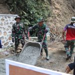 personel Satgas Kodim 0704/Banjarnegara terus menunjukkan dedikasi dalam menyelesaikan sasaran fisik. Salah satunya ditunjukkan Pelda Ratam yang tetap aktif mendukung proses pengecoran rabat beton di Dusun Kunir RT 01 RW 09, Desa Gumelem Kulon, Kecamatan Susukan, Senin (3/8/2026).