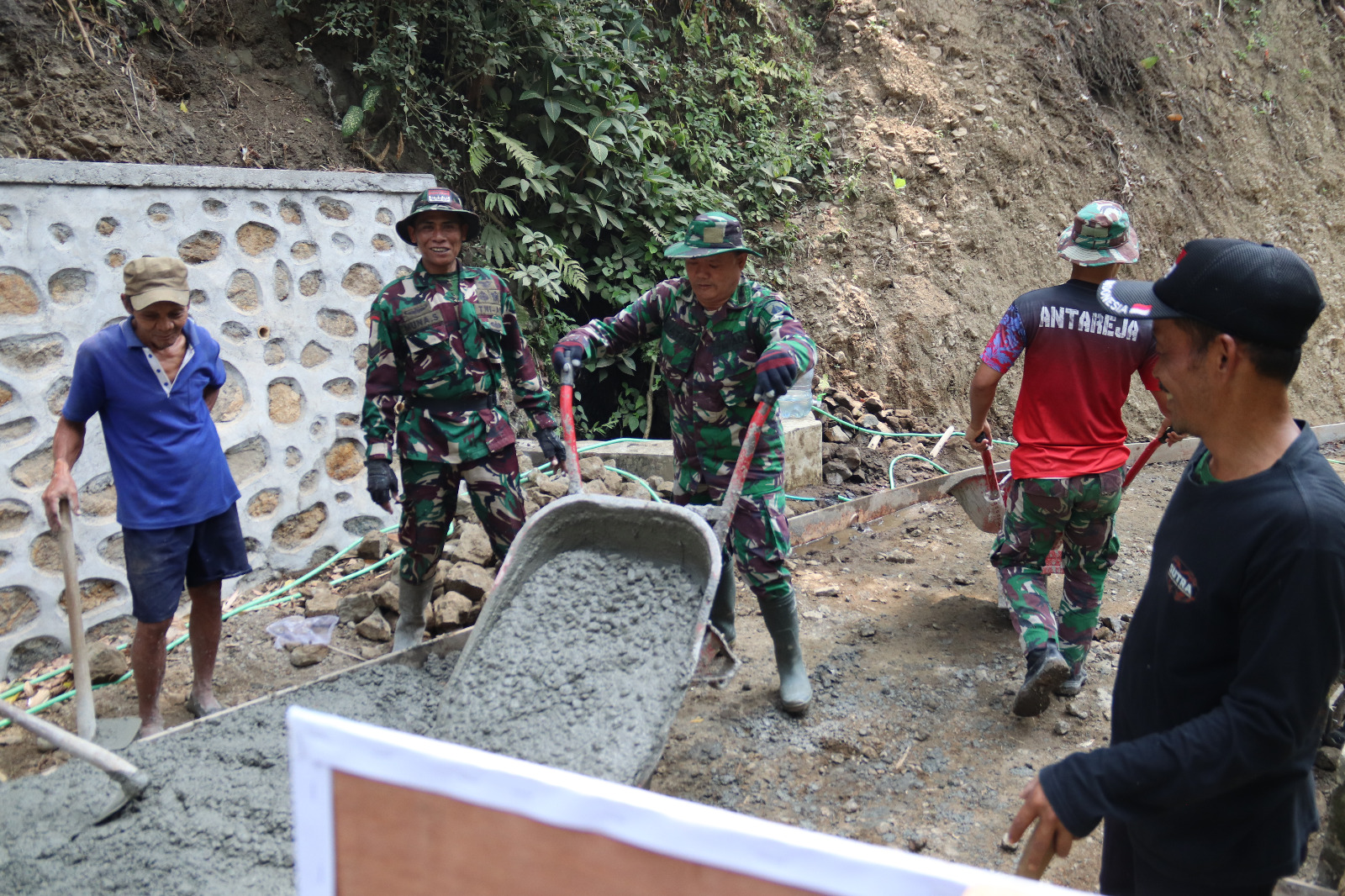 personel Satgas Kodim 0704/Banjarnegara terus menunjukkan dedikasi dalam menyelesaikan sasaran fisik. Salah satunya ditunjukkan Pelda Ratam yang tetap aktif mendukung proses pengecoran rabat beton di Dusun Kunir RT 01 RW 09, Desa Gumelem Kulon, Kecamatan Susukan, Senin (3/8/2026).