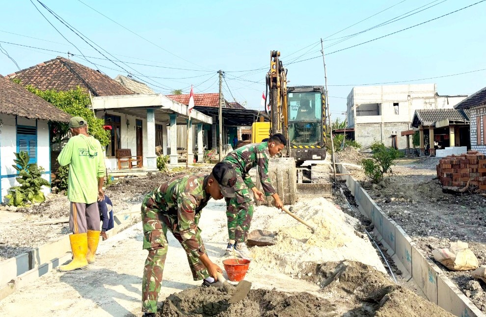 Salah satu sasaran fisik yang saat ini dikebut penyelesaiannya adalah pembangunan saluran drainase sepanjang 330 meter di Dusun Krebet, Desa Kesongo, Kecamatan Kedungadem, Kabupaten Bojonegoro, Senin (3/8/2026).