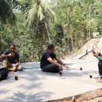 Panitia Pelaksana (Panlak) Wondo menikmati secangkir kopi bersama personel Penerangan Kodim 0704/Banjarnegara, Pak Manto, di Dusun Kunir RT 01/09, Desa Gumelem Kulon, Kecamatan Susukan, Selasa (4/8/2026).