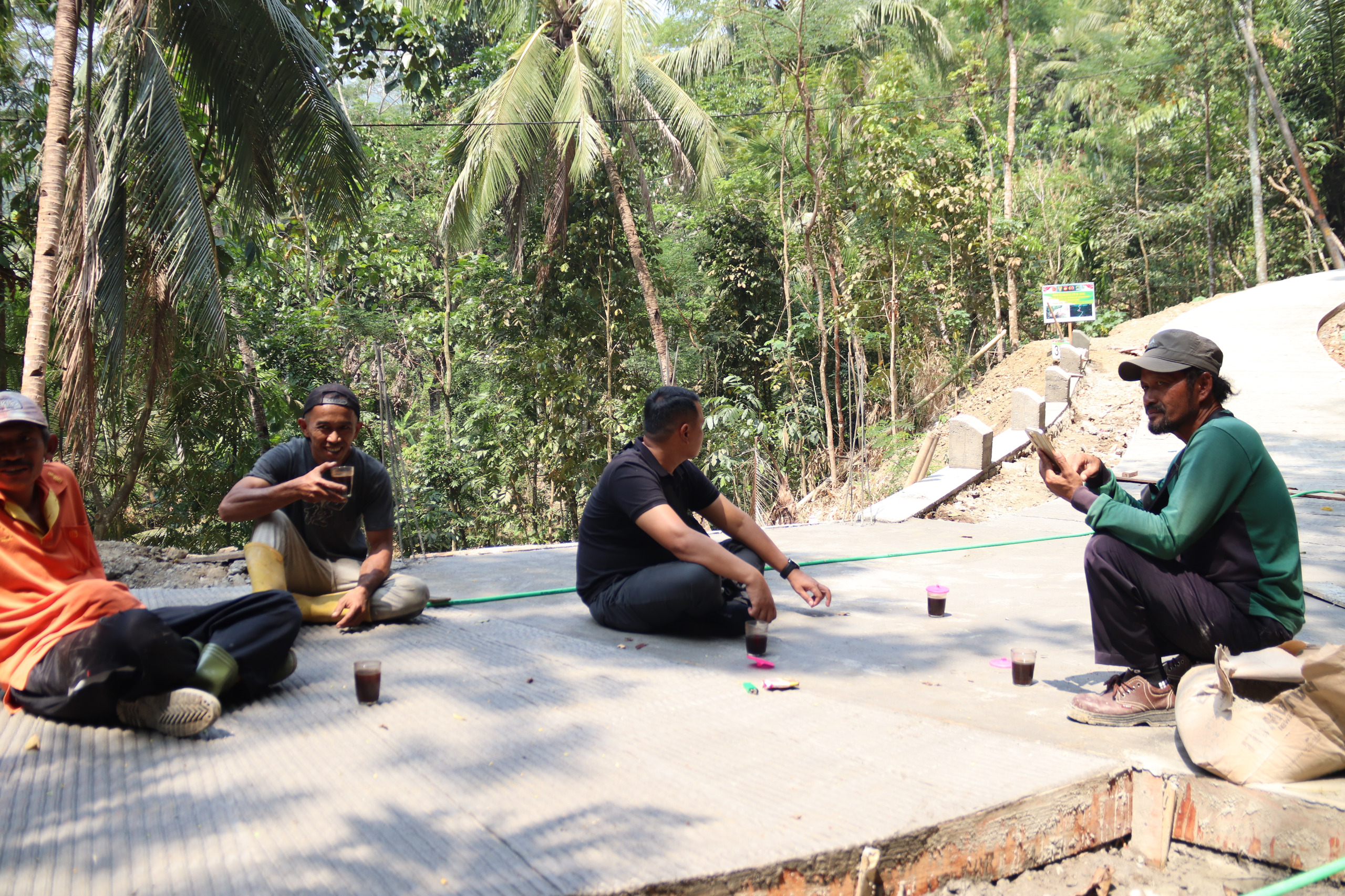 Panitia Pelaksana (Panlak) Wondo menikmati secangkir kopi bersama personel Penerangan Kodim 0704/Banjarnegara, Pak Manto, di Dusun Kunir RT 01/09, Desa Gumelem Kulon, Kecamatan Susukan, Selasa (4/8/2026).