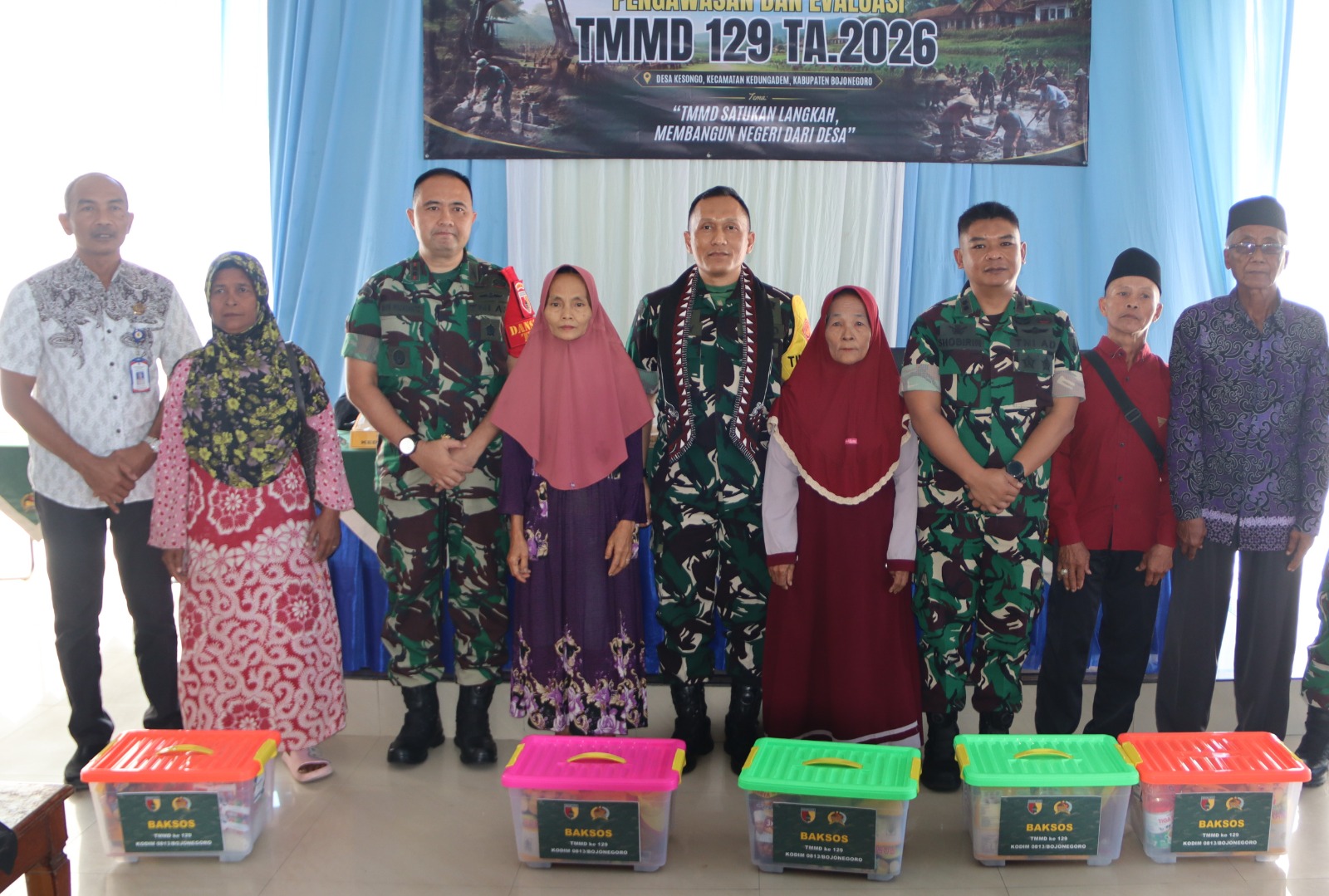 Tim Pengawasan dan Evaluasi (Wasev) TMMD ke-129 bersama Satgas TMMD Kodim 0813/Bojonegoro menyalurkan bantuan sosial berupa 100 paket sembako kepada warga kurang mampu di Desa Kesongo, Kecamatan Kedungadem, Kabupaten Bojonegoro, Jumat (31/7/2026).