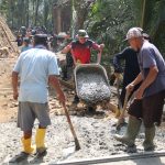 Di balik aktivitas tersebut, tampak Pratu Angga, anggota Satgas TMMD Reguler ke-129 TA 2026 Kodim 0704/Banjarnegara, yang tanpa lelah mendorong angkong demi mempercepat pembangunan di Dusun Kunir RT 01/09, Desa Gumelem Kulon, Kecamatan Susukan, Rabu (5/8/2026).