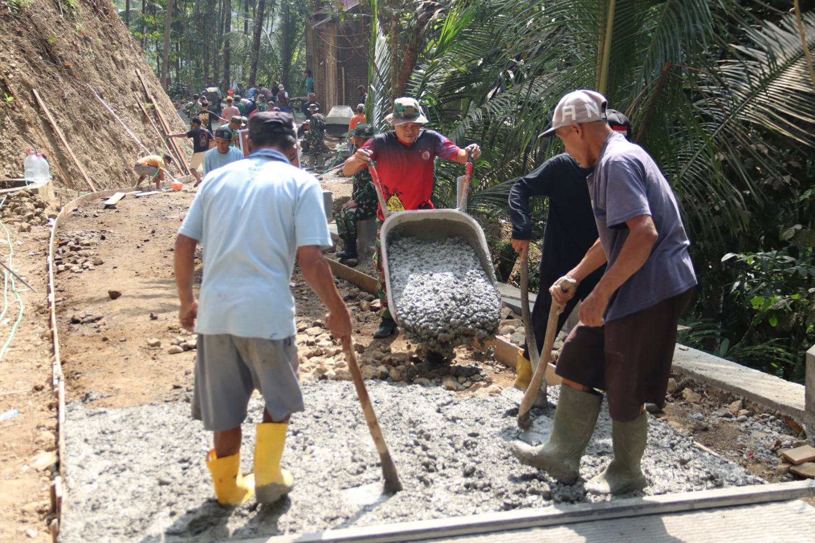 Di balik aktivitas tersebut, tampak Pratu Angga, anggota Satgas TMMD Reguler ke-129 TA 2026 Kodim 0704/Banjarnegara, yang tanpa lelah mendorong angkong demi mempercepat pembangunan di Dusun Kunir RT 01/09, Desa Gumelem Kulon, Kecamatan Susukan, Rabu (5/8/2026).