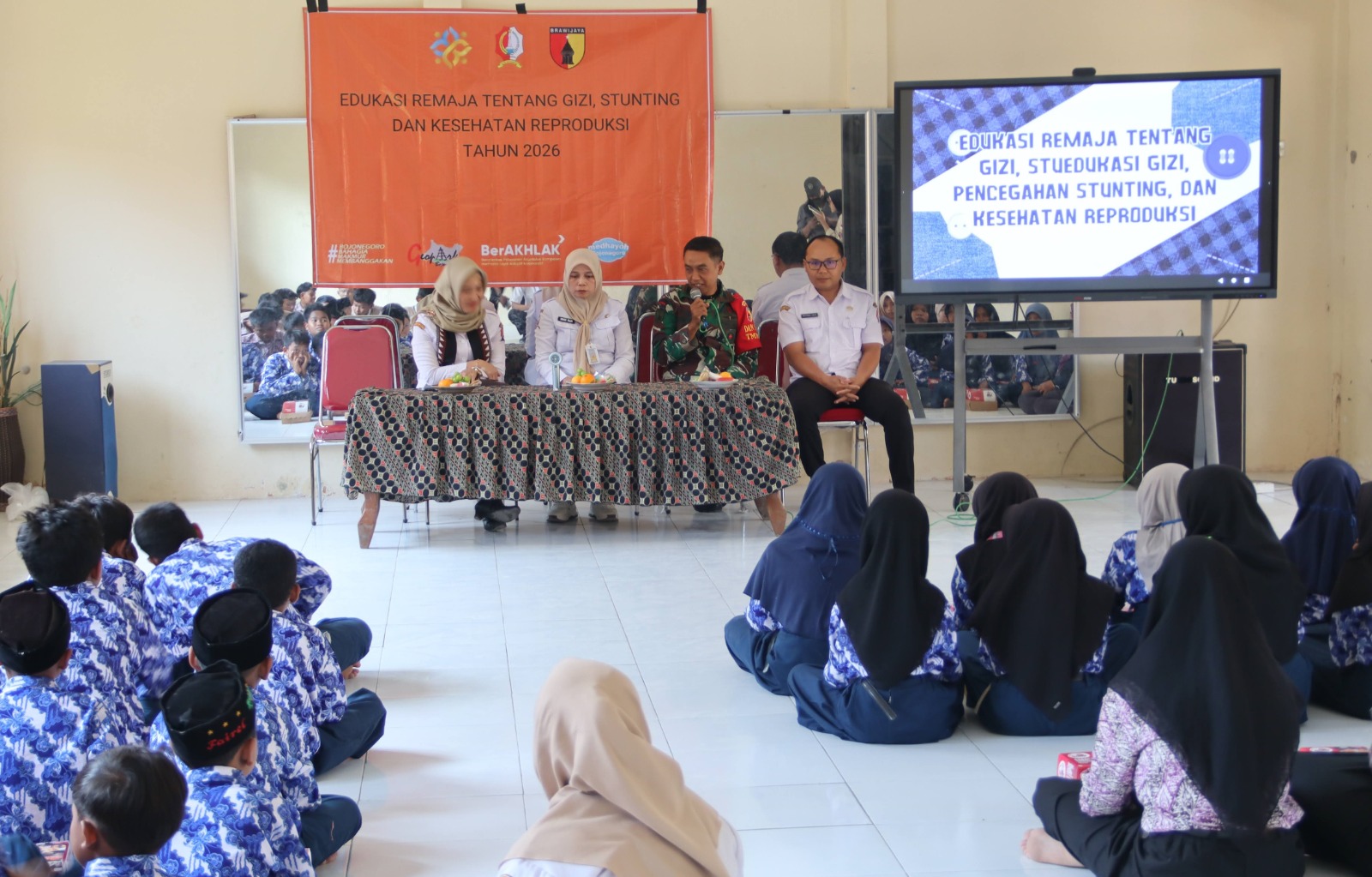 Pelajar SD dan SMP di Desa Kesongo, Kecamatan Kedungadem, Kabupaten Bojonegoro, mengikuti edukasi gizi, pencegahan stunting, dan kesehatan reproduksi yang digelar Satgas TMMD ke-129 Kodim 0813/Bojonegoro bersama DP3AKB Kabupaten Bojonegoro dan Forum GenRe, Rabu (5/8/2026). Foto: Deni Aripandi/Sumber TMMD Bojonegoro.