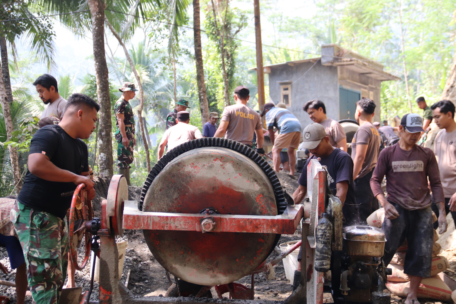 Personel TNI, Polri, dan warga Desa Gumelem Kulon bergotong royong mengerjakan pengecoran rabat beton dalam program TMMD Reguler ke-129 Kodim 0704/Banjarnegara, Sabtu (08/08/2026).
