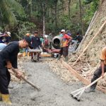 Sunarto bersama warga Desa Gumelem Kulon, Kecamatan Susukan, Kabupaten Banjarnegara, turut ambil bagian dalam proses pembangunan rabat beton sepanjang 737 meter dengan lebar 2,5 meter dan ketebalan 0,15 meter di Dusun Kunir RT 01/09, Sabtu (1/8/2026).