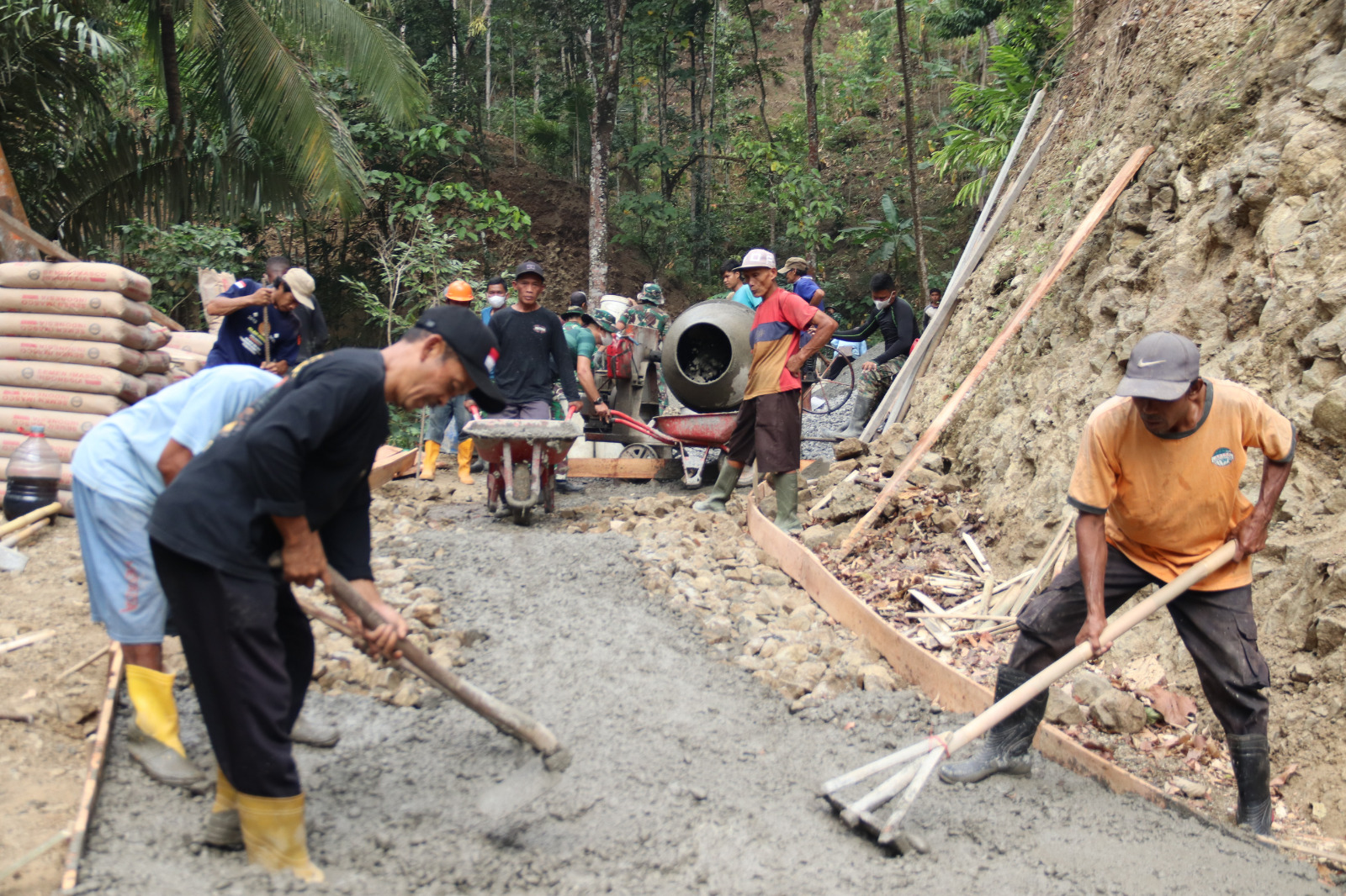 Sunarto bersama warga Desa Gumelem Kulon, Kecamatan Susukan, Kabupaten Banjarnegara, turut ambil bagian dalam proses pembangunan rabat beton sepanjang 737 meter dengan lebar 2,5 meter dan ketebalan 0,15 meter di Dusun Kunir RT 01/09, Sabtu (1/8/2026).