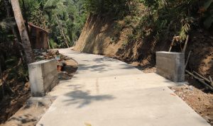 Anggota Satgas TMMD bersama masyarakat menyelesaikan tahap akhir pembangunan brug atau jembatan kecil di Dusun Kunir, Desa Gumelem Kulon, Kecamatan Susukan, Banjarnegara.