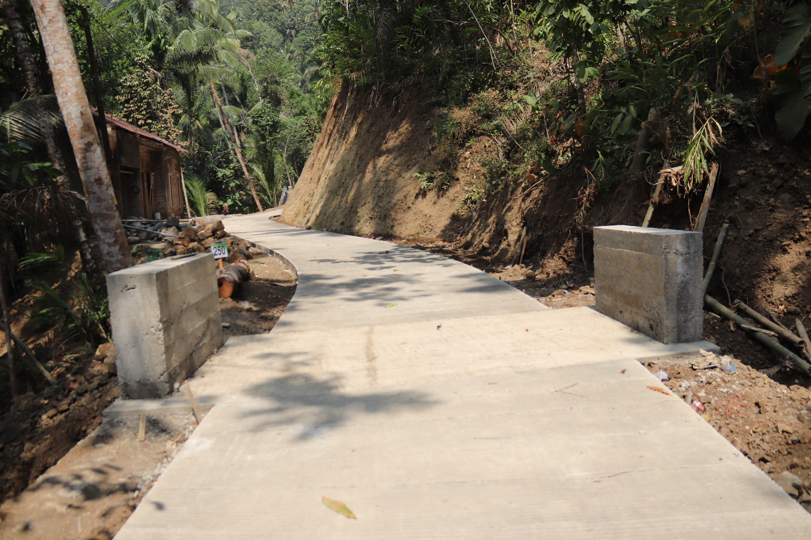Anggota Satgas TMMD bersama masyarakat menyelesaikan tahap akhir pembangunan brug atau jembatan kecil di Dusun Kunir, Desa Gumelem Kulon, Kecamatan Susukan, Banjarnegara.