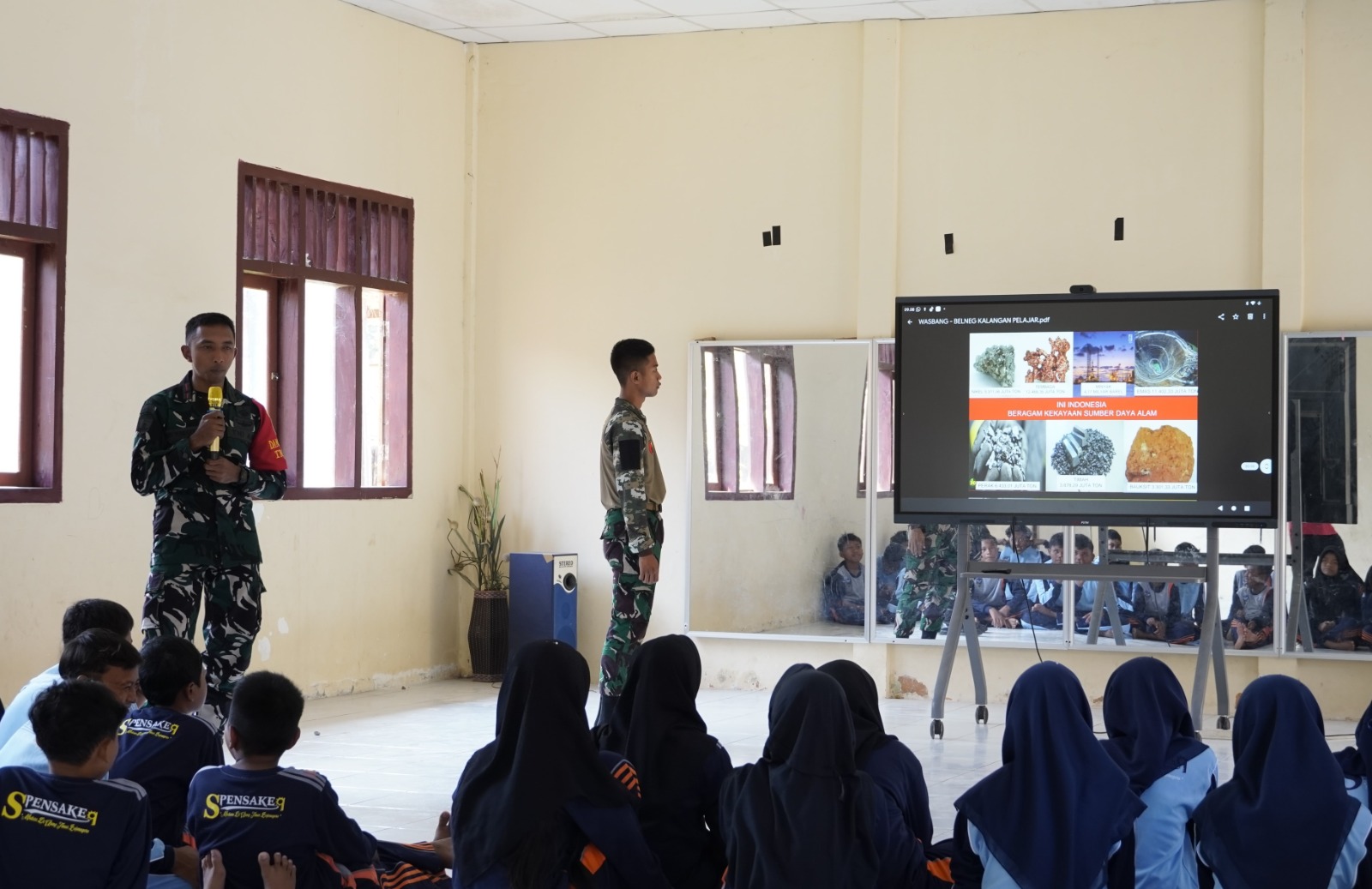 Satgas TMMD ke-129 Kodim 0813/Bojonegoro memberikan materi Wawasan Kebangsaan kepada pelajar SMP Negeri Satu Atap Kesongo, Desa Kesongo, Kecamatan Kedungadem, Kabupaten Bojonegoro.
