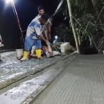 Anggota Satgas TMMD Reguler ke-129 bersama warga lembur mengerjakan pengecoran rabat beton di Dusun Kunir RT 01/09, Desa Gumelem Kulon, Kecamatan Susukan, Kabupaten Banjarnegara, Senin (10/08/2026). Foto: Deni Aripandi/Sumber TMMD Banjarnegara.