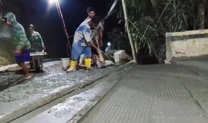 Anggota Satgas TMMD Reguler ke-129 bersama warga lembur mengerjakan pengecoran rabat beton di Dusun Kunir RT 01/09, Desa Gumelem Kulon, Kecamatan Susukan, Kabupaten Banjarnegara, Senin (10/08/2026). Foto: Deni Aripandi/Sumber TMMD Banjarnegara.