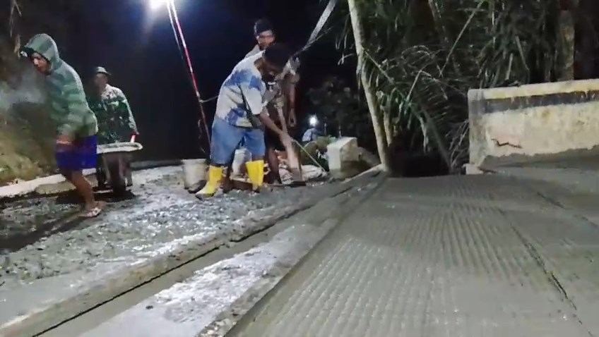 Anggota Satgas TMMD Reguler ke-129 bersama warga lembur mengerjakan pengecoran rabat beton di Dusun Kunir RT 01/09, Desa Gumelem Kulon, Kecamatan Susukan, Kabupaten Banjarnegara, Senin (10/08/2026). Foto: Deni Aripandi/Sumber TMMD Banjarnegara.