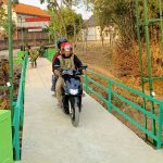 Anggota Satgas TMMD ke-129 Kodim 0813 Bojonegoro melakukan pengecatan tahap finishing Jembatan Brang Etan di Desa Kesongo, Kecamatan Kedungadem, Kabupaten Bojonegoro, Minggu (09/08/2026). Foto: Deni Aripandi/Sumber TMMD Bojonegoro.