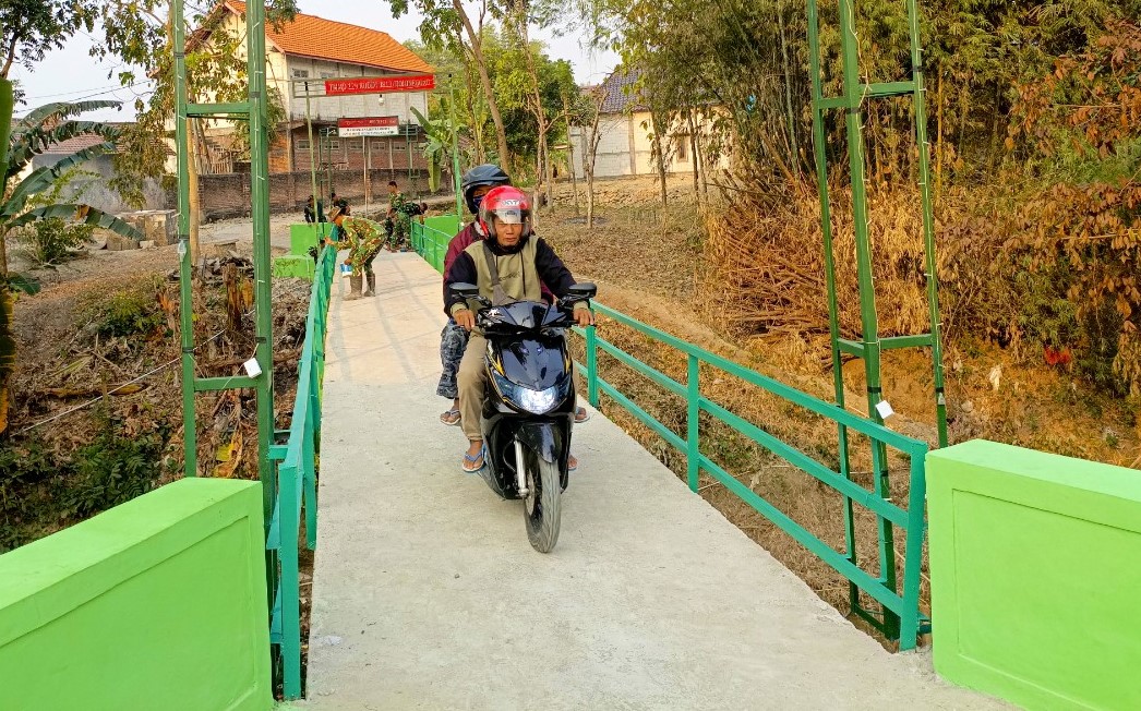 Anggota Satgas TMMD ke-129 Kodim 0813 Bojonegoro melakukan pengecatan tahap finishing Jembatan Brang Etan di Desa Kesongo, Kecamatan Kedungadem, Kabupaten Bojonegoro, Minggu (09/08/2026). Foto: Deni Aripandi/Sumber TMMD Bojonegoro.