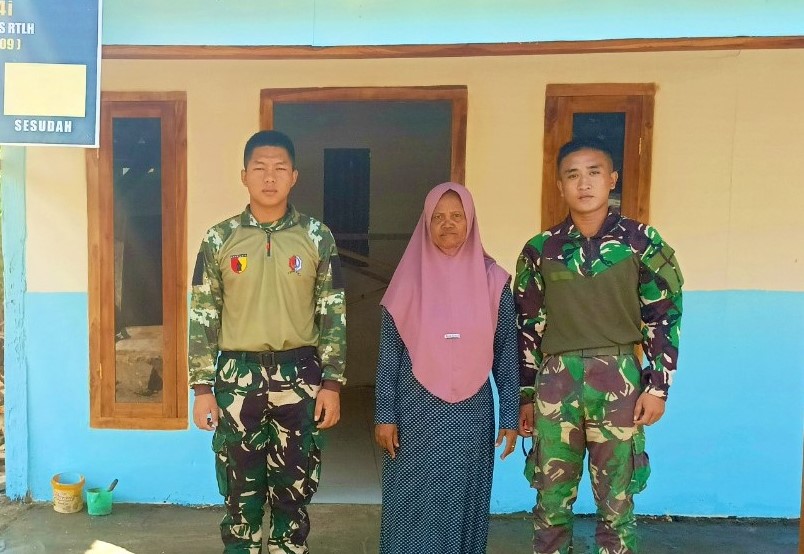 Personel Satgas TMMD ke-129 Kodim 0813/Bojonegoro bersama warga saat menyelesaikan rehabilitasi rumah milik Tini di RT 021/RW 009, Desa Kesongo, Kecamatan Kedungadem, Kabupaten Bojonegoro, Senin (10/8/2026). Foto: Deni Flamboyan/Sumber TMMD Bojonegoro