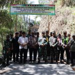 Ketua Tim Wasev TMMD Reguler ke-129 Kolonel Kav. Budiman Ciptadi bersama jajaran TNI, Forkopimda Kabupaten Banjarnegara, pemerintah desa, dan perangkat Desa Gumelem Kulon saat foto bersama dalam rangkaian kunjungan Wasev di Desa Gumelem Kulon, Kecamatan Susukan, Kabupaten Banjarnegara, Selasa (11/8/2026). Foto: Deni Flamboyan/Sumber TMMD Banjarnegara Ketua Tim Wasev TMMD Reguler ke-129 Kolonel Kav. Budiman Ciptadi bersama jajaran TNI, Forkopimda Kabupaten Banjarnegara, pemerintah desa, dan perangkat Desa Gumelem Kulon saat foto bersama dalam rangkaian kunjungan Wasev di Desa Gumelem Kulon, Kecamatan Susukan, Kabupaten Banjarnegara, Selasa (11/8/2026). Foto: Deni Flamboyan/Sumber TMMD Banjarnegara