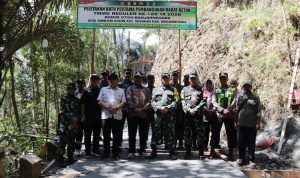 Ketua Tim Wasev TMMD Reguler ke-129 Kolonel Kav. Budiman Ciptadi bersama jajaran TNI, Forkopimda Kabupaten Banjarnegara, pemerintah desa, dan perangkat Desa Gumelem Kulon saat foto bersama dalam rangkaian kunjungan Wasev di Desa Gumelem Kulon, Kecamatan Susukan, Kabupaten Banjarnegara, Selasa (11/8/2026). Foto: Deni Flamboyan/Sumber TMMD Banjarnegara