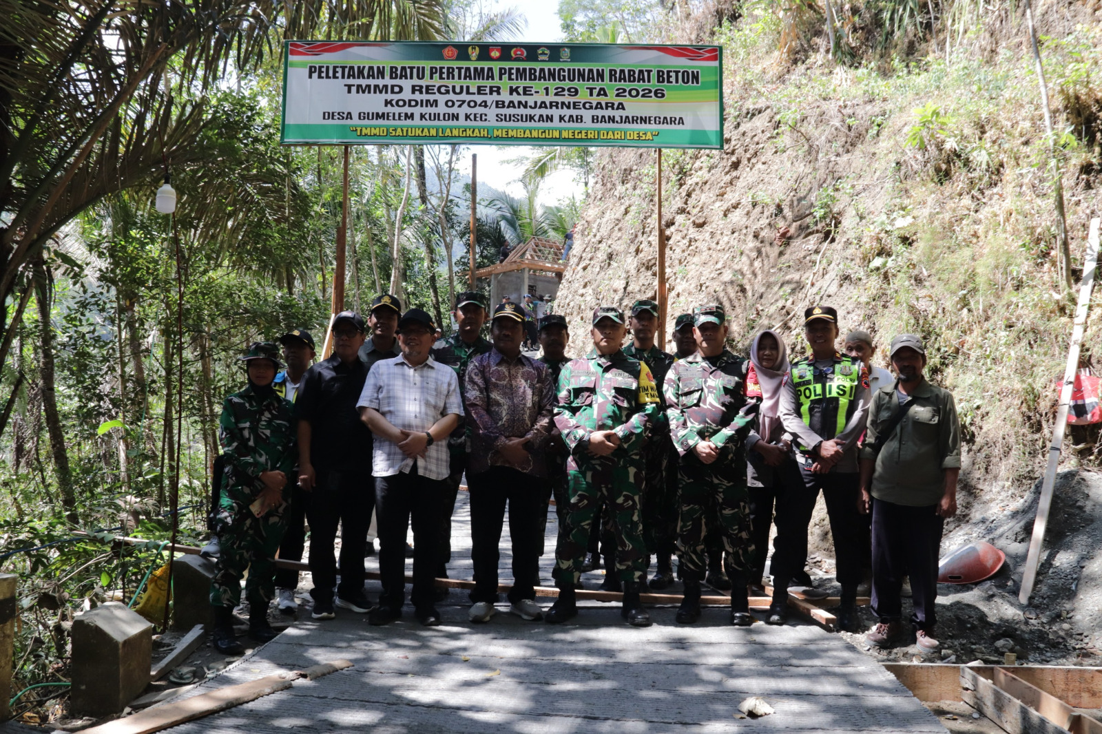 Ketua Tim Wasev TMMD Reguler ke-129 Kolonel Kav. Budiman Ciptadi bersama jajaran TNI, Forkopimda Kabupaten Banjarnegara, pemerintah desa, dan perangkat Desa Gumelem Kulon saat foto bersama dalam rangkaian kunjungan Wasev di Desa Gumelem Kulon, Kecamatan Susukan, Kabupaten Banjarnegara, Selasa (11/8/2026). Foto: Deni Flamboyan/Sumber TMMD Banjarnegara
