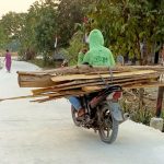Warga melintas di jalan cor beton hasil pembangunan program TMMD ke-129 Kodim 0813/Bojonegoro di Dusun Mundu, Desa Kesongo, Kecamatan Kedungadem, Kabupaten Bojonegoro, Selasa (11/8/2026). Foto: Deni Flamboyan/Sumber TMMD Bojonegoro Warga melintas di jalan cor beton hasil pembangunan program TMMD ke-129 Kodim 0813/Bojonegoro di Dusun Mundu, Desa Kesongo, Kecamatan Kedungadem, Kabupaten Bojonegoro, Selasa (11/8/2026). Foto: Deni Flamboyan/Sumber TMMD Bojonegoro