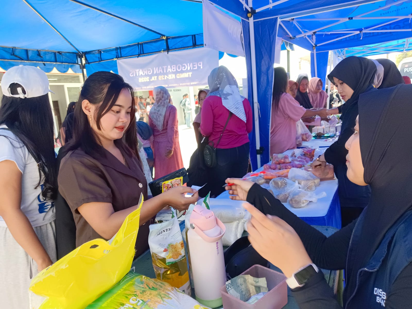 Keterangan Foto: Warga menyerbu pasar murah yang digelar dalam rangka penutupan TMMD ke-129 Kodim 0813/Bojonegoro di Desa Kesongo, Kecamatan Kedungadem, Kamis (13/8/2026). Kegiatan tersebut menyediakan kebutuhan pokok dengan harga terjangkau dan mendapat antusiasme masyarakat. Foto: Deni Flamboyan/Sumber: TMMD Bojonegoro.