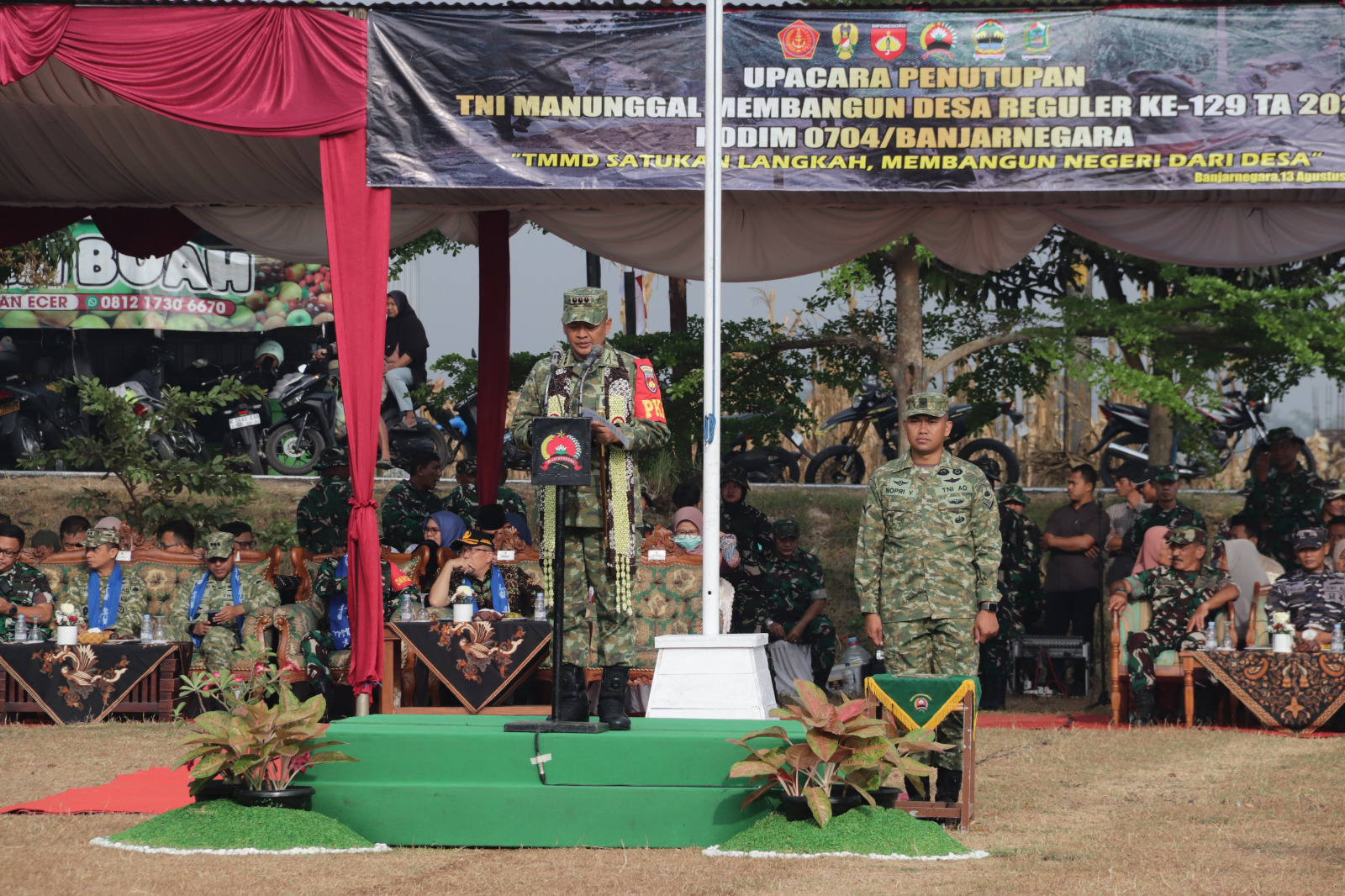 Keterangan Foto: Danrem 071/Wijayakusuma Kolonel Inf Sidik Wiyono, S.H., M.Han., bertindak sebagai Inspektur Upacara penutupan TMMD Reguler ke-129 Tahun Anggaran 2026 di Desa Gumelem Kulon, Kecamatan Susukan, Kabupaten Banjarnegara, Kamis (13/8/2026). Foto: Pendim Banjarnegara.