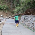 Salah satu wujud nyata terlihat dari dedikasi Sartono, warga Dusun Kunir RT 01/09, Desa Gumelem Kulon, Kecamatan Susukan, yang dengan penuh semangat melangsir papan untuk kebutuhan bikisting pada pembangunan rabat beton, Minggu (2/8/2026).