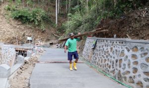 Salah satu wujud nyata terlihat dari dedikasi Sartono, warga Dusun Kunir RT 01/09, Desa Gumelem Kulon, Kecamatan Susukan, yang dengan penuh semangat melangsir papan untuk kebutuhan bikisting pada pembangunan rabat beton, Minggu (2/8/2026).