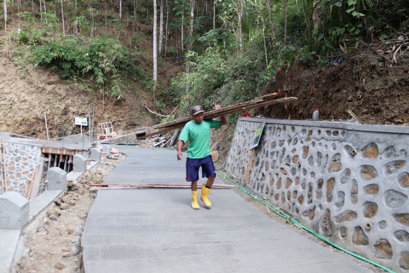 Salah satu wujud nyata terlihat dari dedikasi Sartono, warga Dusun Kunir RT 01/09, Desa Gumelem Kulon, Kecamatan Susukan, yang dengan penuh semangat melangsir papan untuk kebutuhan bikisting pada pembangunan rabat beton, Minggu (2/8/2026).