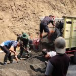 Di Dusun Kunir RT 01/09, Desa Gumelem Kulon, Kecamatan Susukan, seluruh unsur bergotong royong membongkar material pasir untuk mendukung pembangunan rabat beton sepanjang 737 meter dengan lebar 2,5 meter dan tebal 0,15 meter, Selasa (4/8/2026)