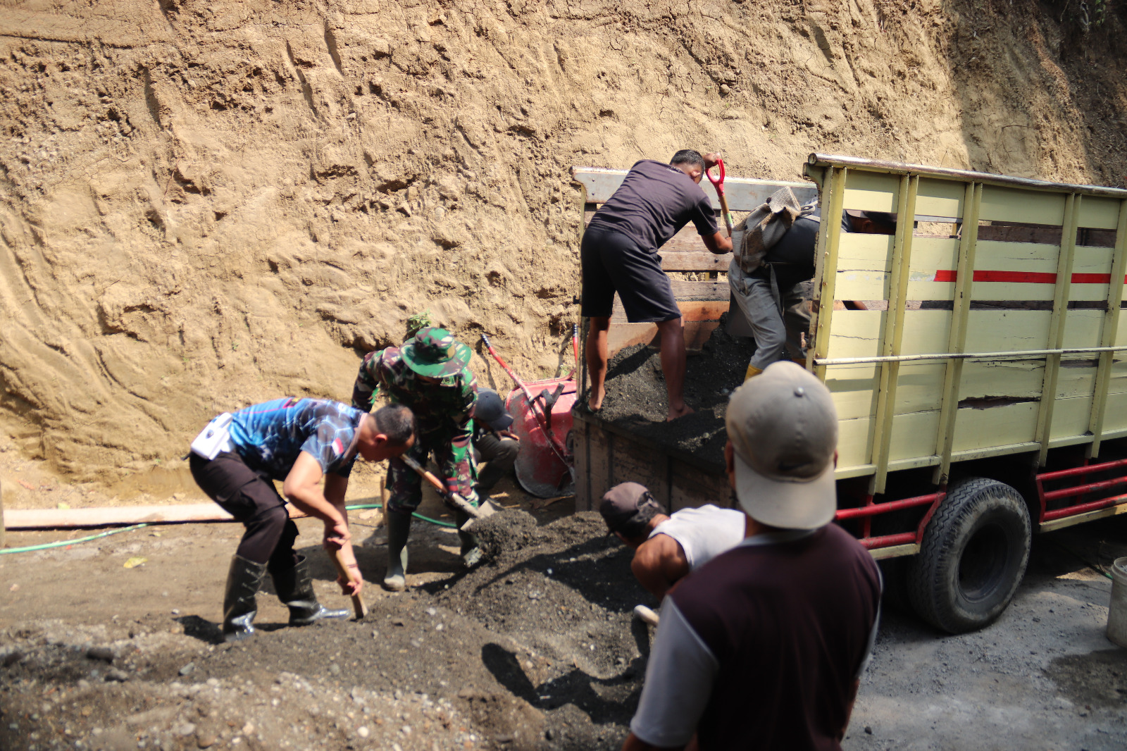 Di Dusun Kunir RT 01/09, Desa Gumelem Kulon, Kecamatan Susukan, seluruh unsur bergotong royong membongkar material pasir untuk mendukung pembangunan rabat beton sepanjang 737 meter dengan lebar 2,5 meter dan tebal 0,15 meter, Selasa (4/8/2026)