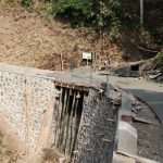 Enam titik plat beton di Dusun Kunir RT 01/09, Desa Gumelem Kulon, Kecamatan Susukan, kini telah selesai memasuki tahap pengecoran. Tahap berikutnya adalah pemasangan handrail atau pegangan pengaman sebagai penyempurna konstruksi, Selasa (4/8/2026).