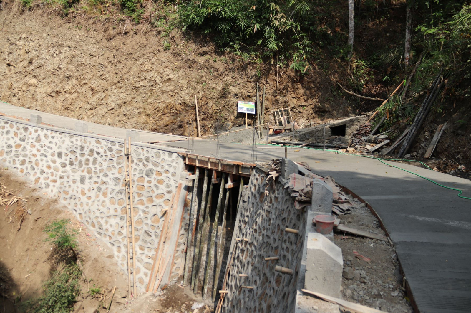 Enam titik plat beton di Dusun Kunir RT 01/09, Desa Gumelem Kulon, Kecamatan Susukan, kini telah selesai memasuki tahap pengecoran. Tahap berikutnya adalah pemasangan handrail atau pegangan pengaman sebagai penyempurna konstruksi, Selasa (4/8/2026).