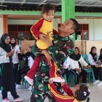 Namun, di antara peluh dan beton jalan yang dicetak, ada pemandangan lain yang menyejukkan hati, Selasa (4/8/2026).