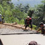 Ketua RW 09 Pak Sakum bersama anggota Satgas TMMD Reguler ke-129 Kodim 0704/Banjarnegara dan warga bergotong royong dalam proses pengecoran rabat beton di Dusun Kunir RT 01/09, Desa Gumelem Kulon, Kecamatan Susukan, Kamis (6/8/2026). Semangat kebersamaan menjadi bukti kuatnya sinergi TNI dan masyarakat dalam menyukseskan pembangunan desa. Foto: Deni Aripandi/Sumber TMMD Banjarnegara