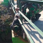 Personel Satgas TMMD ke-129 Kodim 0813/Bojonegoro melakukan pengecatan pagar pengaman Jembatan Brang Etan yang memasuki tahap finishing di Desa Kesongo, Kecamatan Kedungadem, Kabupaten Bojonegoro, Kamis (6/8/2026). Foto: Deni Ari Pandi/Sumber TMMD Bojonegoro.