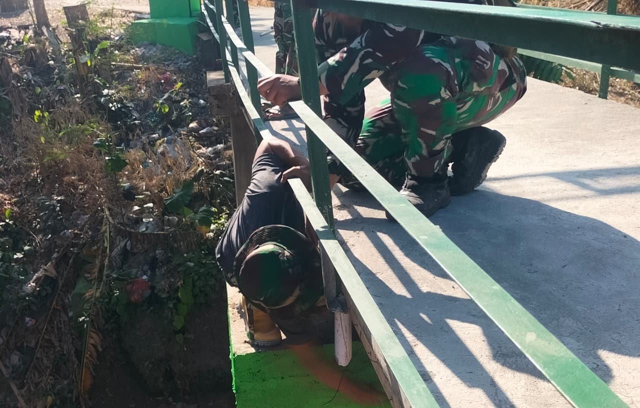 Personel Satgas TMMD ke-129 Kodim 0813/Bojonegoro melakukan pengecatan pagar pengaman Jembatan Brang Etan yang memasuki tahap finishing di Desa Kesongo, Kecamatan Kedungadem, Kabupaten Bojonegoro, Kamis (6/8/2026). Foto: Deni Ari Pandi/Sumber TMMD Bojonegoro.