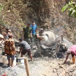 Kompak Mengisi Molen: Warga bersama anggota Satgas TMMD Reguler ke-129 Kodim 0704/Banjarnegara bergotong royong memasukkan material ke dalam mesin molen untuk mendukung pengecoran rabat beton sepanjang 737 meter di Dusun Kunir, Desa Gumelem Kulon, Kecamatan Susukan, Jumat (7/8/2026).