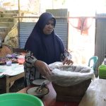 Salah satu bentuk dukungan tersebut datang dari Bu Sartini, warga Dusun Kunir RT 01/09, Desa Gumelem Kulon, Kecamatan Susukan, yang setiap hari membantu menyiapkan konsumsi bagi anggota Satgas TMMD, Sabtu (1/8/2026).