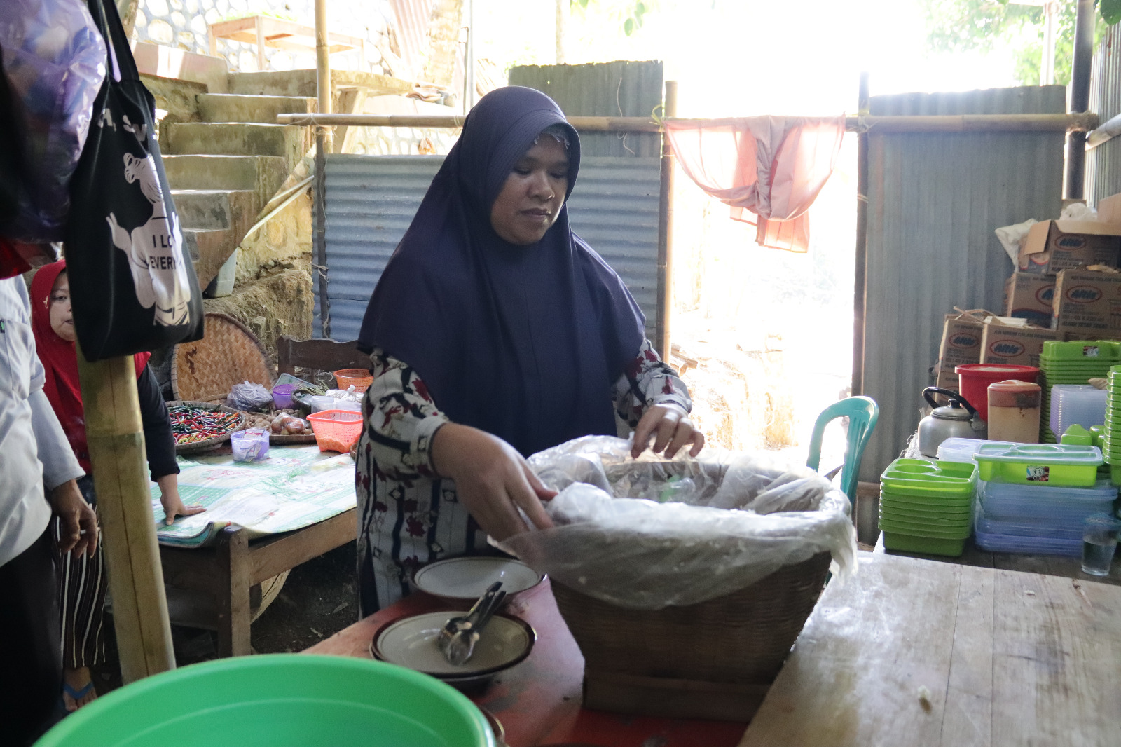 Salah satu bentuk dukungan tersebut datang dari Bu Sartini, warga Dusun Kunir RT 01/09, Desa Gumelem Kulon, Kecamatan Susukan, yang setiap hari membantu menyiapkan konsumsi bagi anggota Satgas TMMD, Sabtu (1/8/2026).