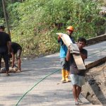 Warga Desa Gumelem Kulon bersama anggota Satgas TMMD bergotong royong mengangkut semen dan material bekisting untuk mendukung pembangunan rabat beton sepanjang 737 meter, Sabtu (08/08/2026). Warga Desa Gumelem Kulon bersama anggota Satgas TMMD bergotong royong mengangkut semen dan material bekisting untuk mendukung pembangunan rabat beton sepanjang 737 meter, Sabtu (08/08/2026).