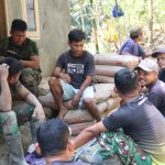 Anggota Satgas TMMD Reguler ke-129 Kodim 0704/Banjarnegara menikmati waktu istirahat sambil berbincang dan bercanda di sela-sela pengerjaan pembangunan rabat beton di Desa Gumelem Kulon, Kecamatan Susukan, Banjarnegara. Anggota Satgas TMMD Reguler ke-129 Kodim 0704/Banjarnegara menikmati waktu istirahat sambil berbincang dan bercanda di sela-sela pengerjaan pembangunan rabat beton di Desa Gumelem Kulon, Kecamatan Susukan, Banjarnegara.